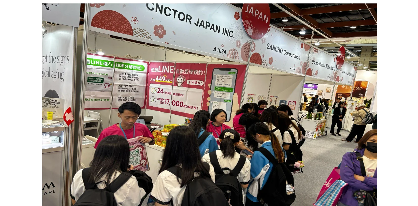 日本零食贈送活動で学生が殺到